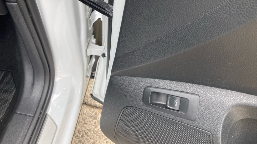 Skoda Karoq 1.5 TSI Sport Line 5dr DSG Petrol Estate - Image 29