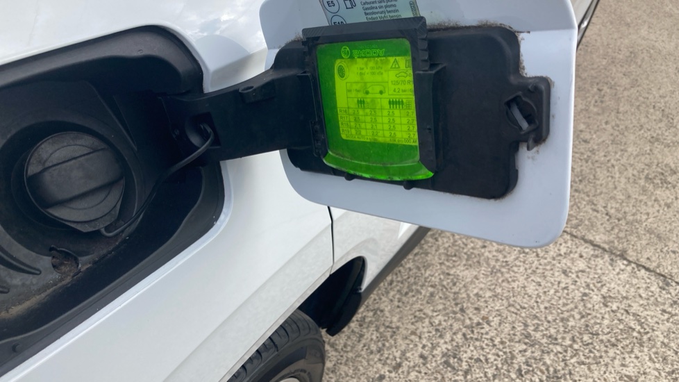 Skoda Karoq 1.5 TSI SE 5dr DSG Petrol Estate - Image 37