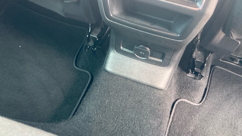 Skoda Karoq 1.5 TSI SE 5dr DSG Petrol Estate - Image 40