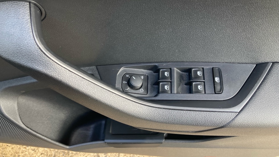 Skoda Karoq 1.0 TSI SE Drive 5dr Petrol Estate - Image 25