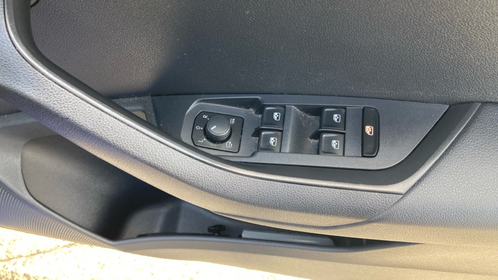 Skoda Karoq 1.5 TSI SE Drive 5dr Petrol Estate - Image 24