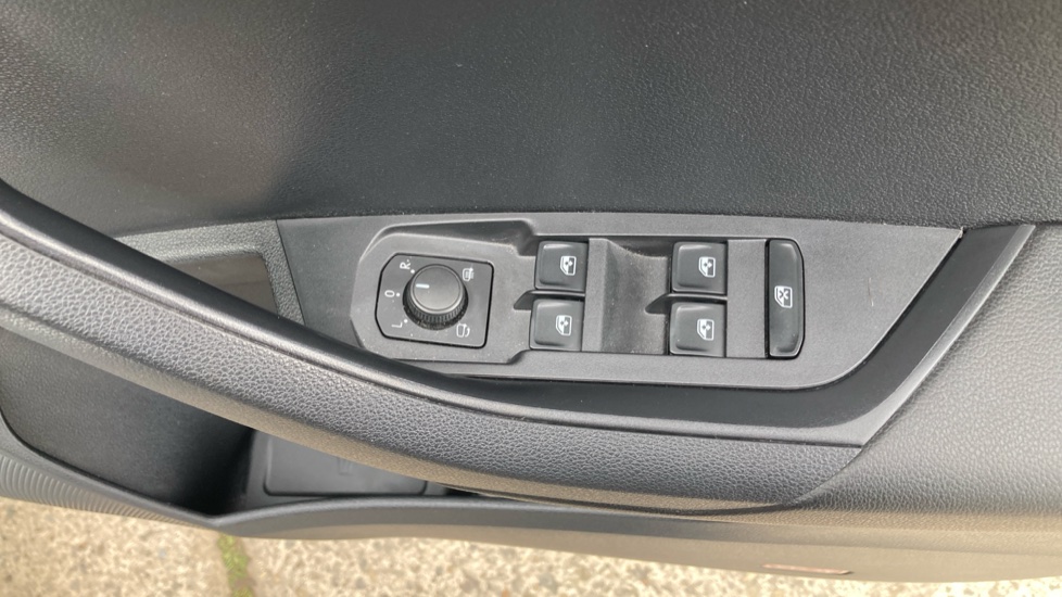 Skoda Karoq 1.5 TSI SE L 5dr DSG Petrol Estate - Image 27