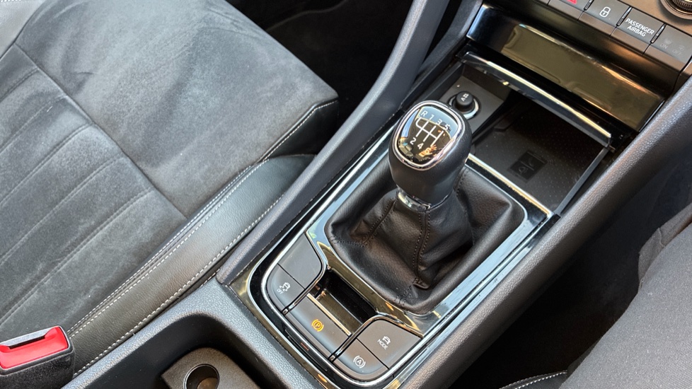 Skoda Karoq 1.5 TSI SE L 5dr Petrol Estate - Image 37