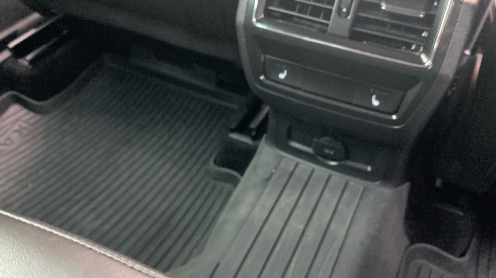 Skoda Karoq 1.5 TSI SE L 5dr DSG Petrol Estate - Image 41