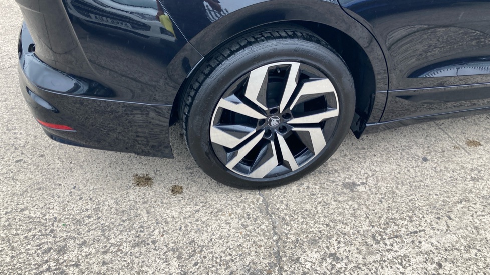 Skoda Enyaq 210kW 85x Sportline 82kWh 4x4 5dr Auto Electric Estate - Image 21