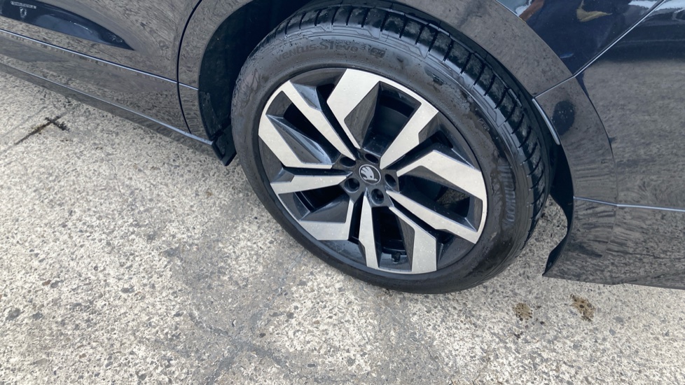 Skoda Enyaq 210kW 85x Sportline 82kWh 4x4 5dr Auto Electric Estate - Image 22