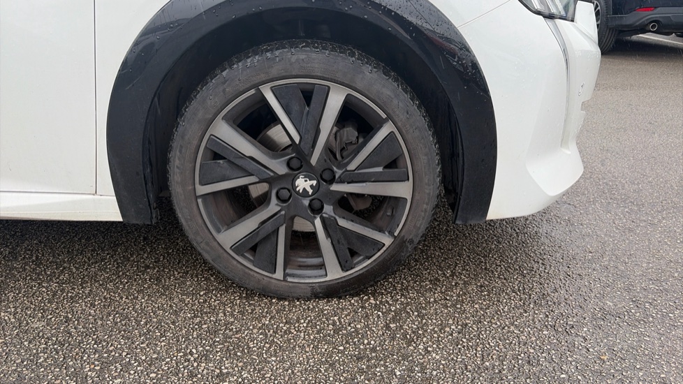 Peugeot 208 1.2 PureTech 130 GT 5dr EAT8 Petrol Hatchback - Image 41