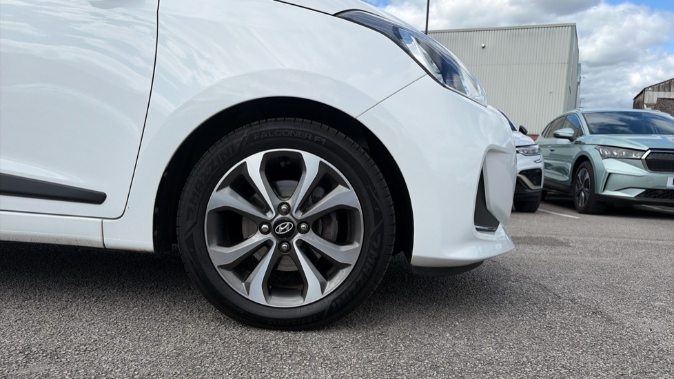 Hyundai i10 1.2 Premium SE 5dr Petrol Hatchback - Image 7