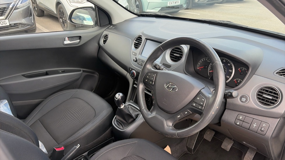 Hyundai i10 1.2 Premium SE 5dr Petrol Hatchback - Image 11