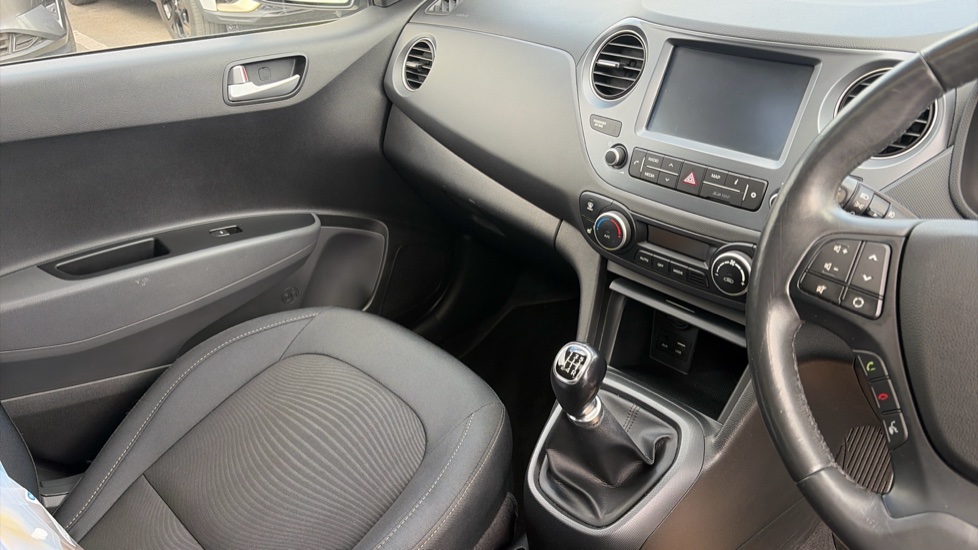 Hyundai i10 1.2 Premium SE 5dr Petrol Hatchback - Image 14