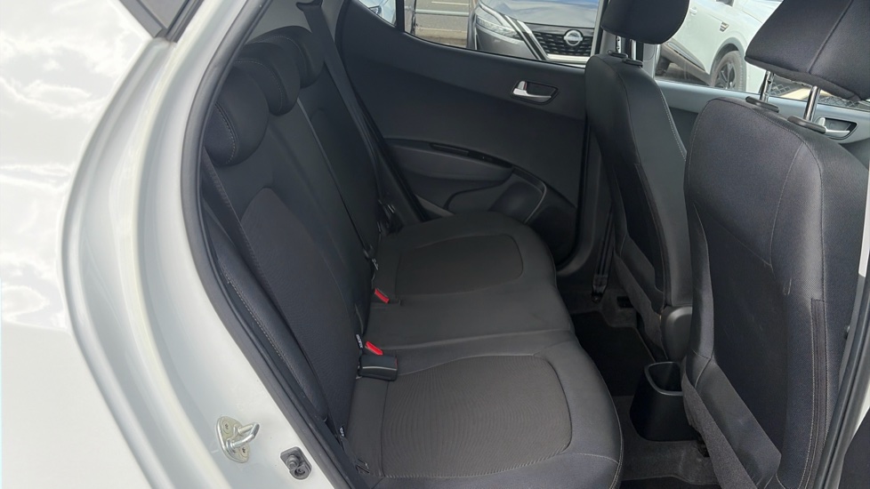 Hyundai i10 1.2 Premium SE 5dr Petrol Hatchback - Image 15