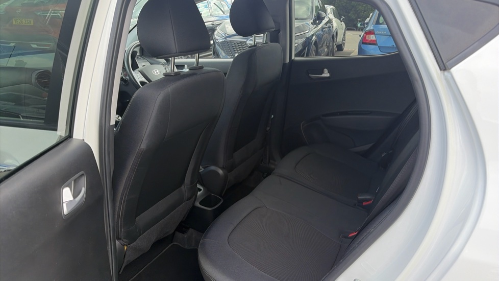 Hyundai i10 1.2 Premium SE 5dr Petrol Hatchback - Image 16