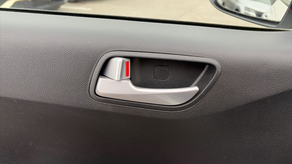 Hyundai i10 1.2 Premium SE 5dr Petrol Hatchback - Image 25