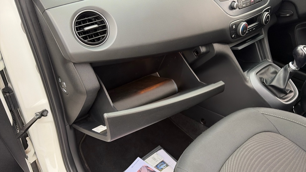 Hyundai i10 1.2 Premium SE 5dr Petrol Hatchback - Image 27