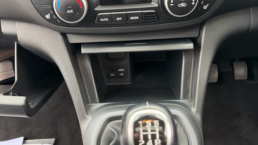 Hyundai i10 1.2 Premium SE 5dr Petrol Hatchback - Image 28