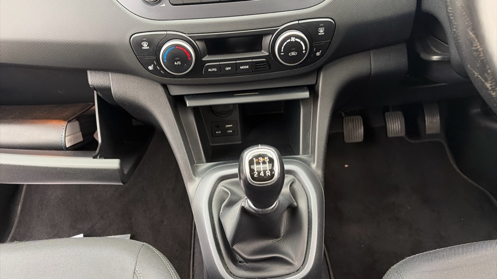 Hyundai i10 1.2 Premium SE 5dr Petrol Hatchback - Image 29