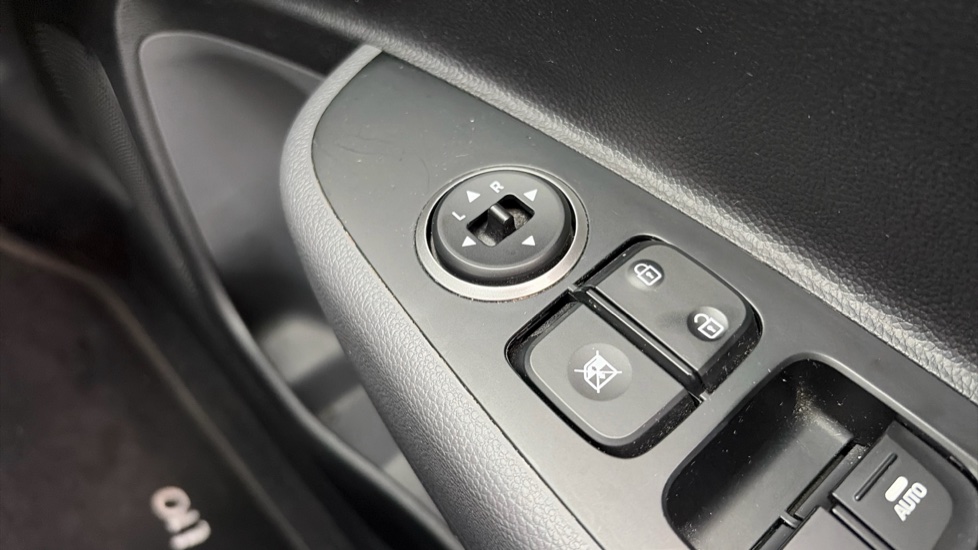 Hyundai i10 1.2 Premium SE 5dr Petrol Hatchback - Image 39