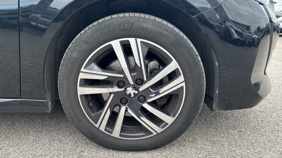 Peugeot 208 1.2 PureTech 100 Allure Premium 5dr EAT8 Petrol Hatchback - Image 30