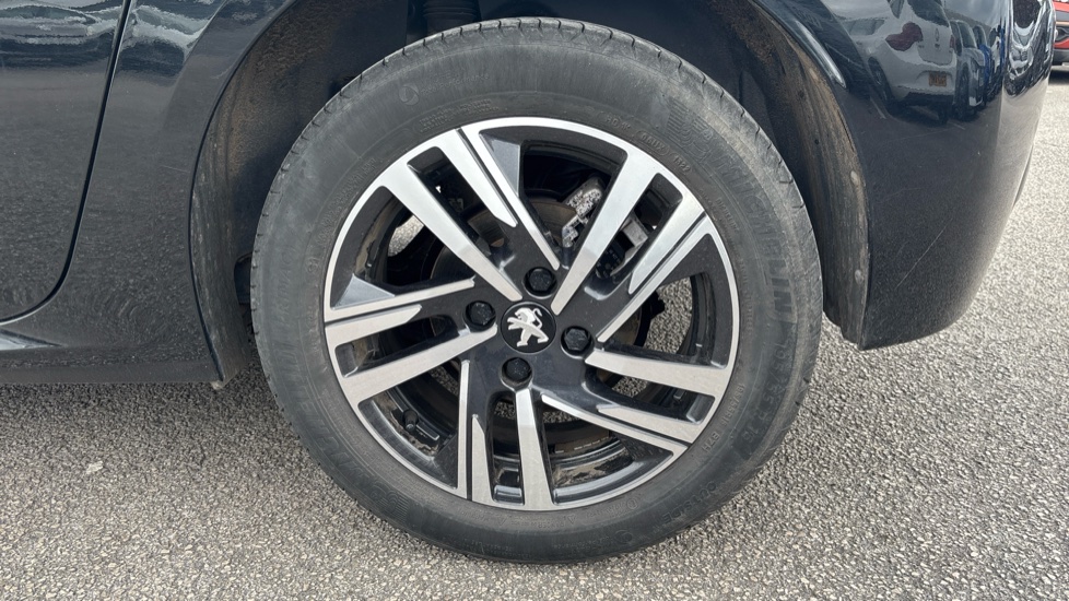Peugeot 208 1.2 PureTech 100 Allure Premium 5dr EAT8 Petrol Hatchback - Image 32