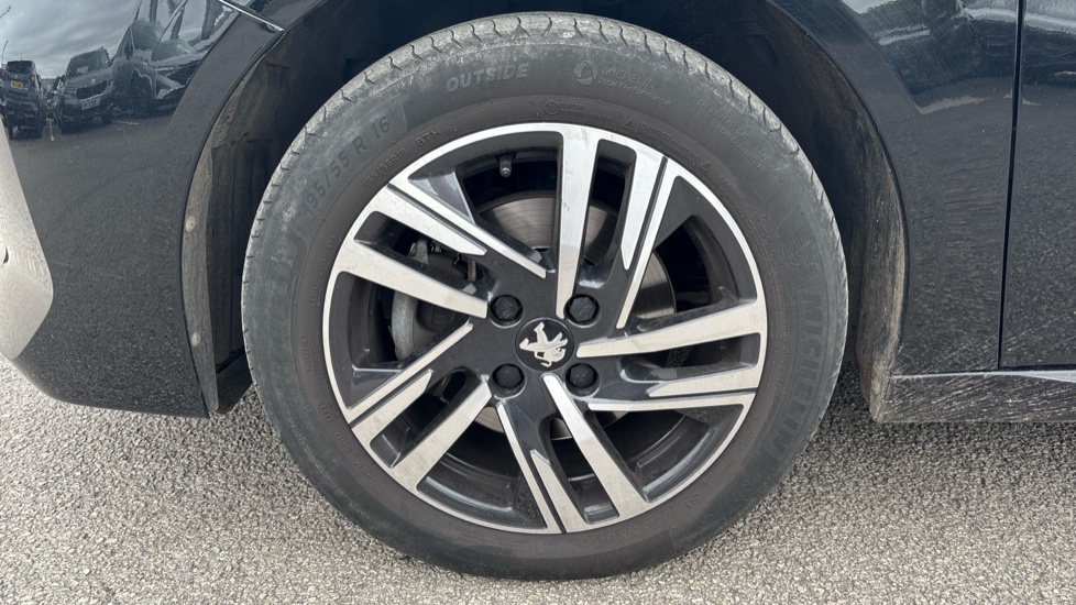 Peugeot 208 1.2 PureTech 100 Allure Premium 5dr EAT8 Petrol Hatchback - Image 33