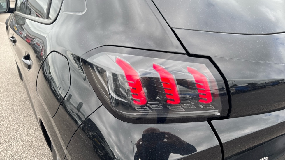 Peugeot 208 1.2 PureTech 100 Allure Premium 5dr EAT8 Petrol Hatchback - Image 35