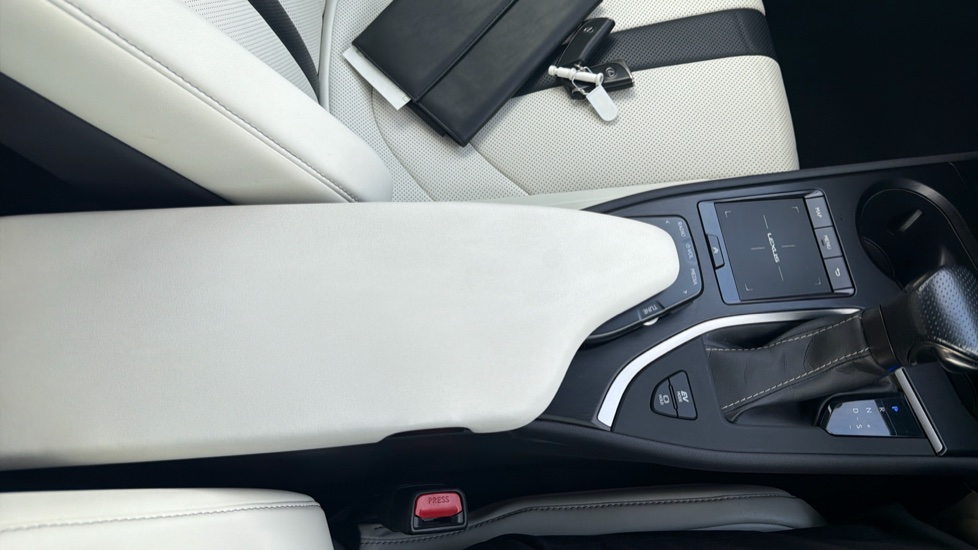 Lexus UX 250h 2.0 F-Sport 5dr CVT [Nav] Hybrid Hatchback - Image 32