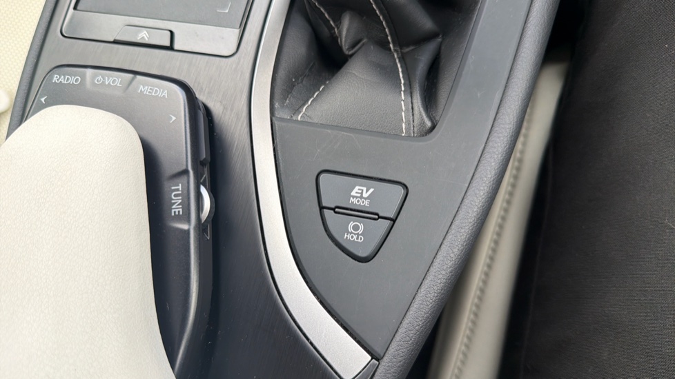 Lexus UX 250h 2.0 F-Sport 5dr CVT [Nav] Hybrid Hatchback - Image 41