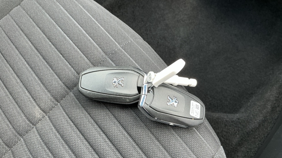 Peugeot 2008 1.2 PureTech Active Premium+ 5dr Petrol Estate - Image 20