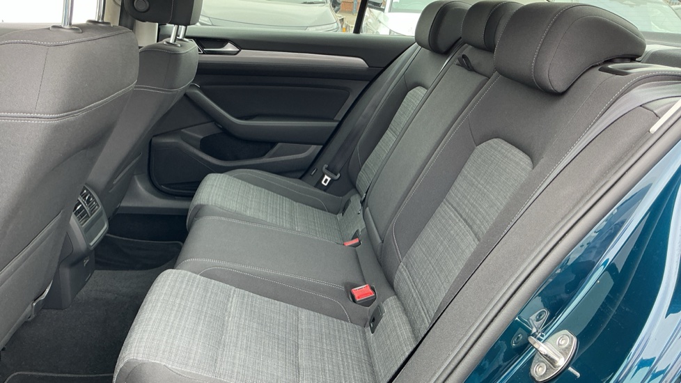 Volkswagen Passat 2.0 TDI EVO SCR SE Nav 4dr Diesel Saloon - Image 16