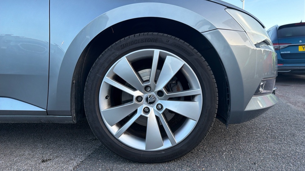 Skoda Superb 2.0 TSI SE L Executive 5dr DSG Petrol Hatchback - Image 7
