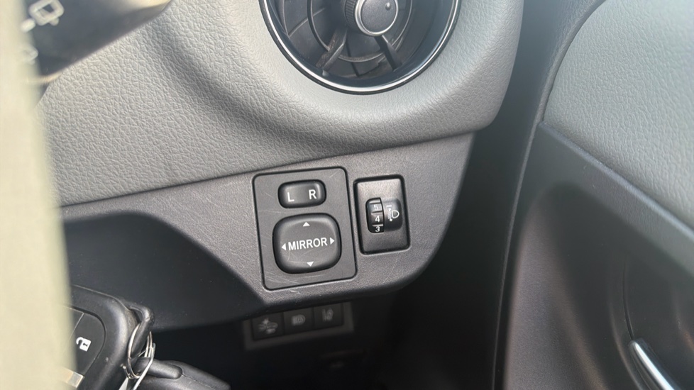 Toyota Yaris 1.5 VVT-i Icon 5dr Petrol Hatchback - Image 25