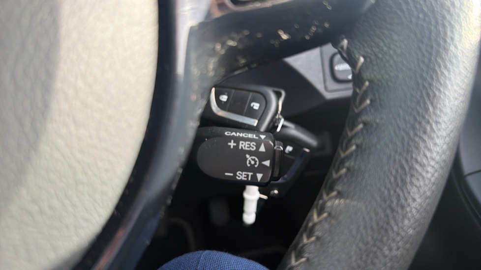 Toyota Yaris 1.5 VVT-i Icon 5dr Petrol Hatchback - Image 27