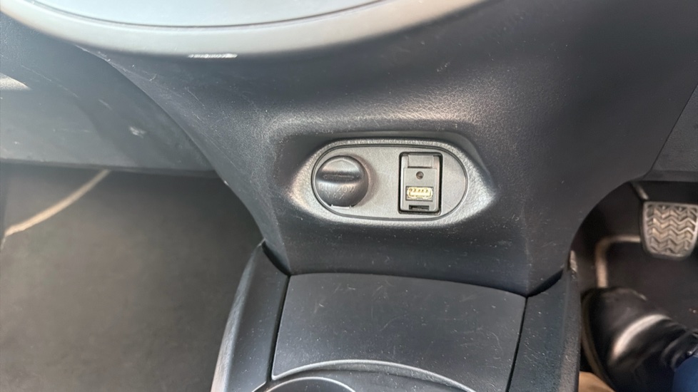 Toyota Yaris 1.5 VVT-i Icon 5dr Petrol Hatchback - Image 31