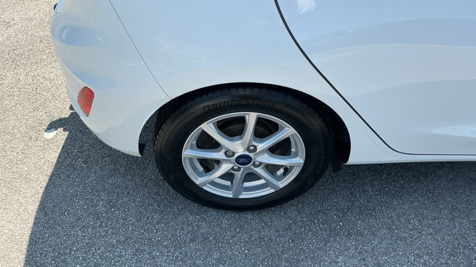 Ford Fiesta 1.1 Zetec 5dr Petrol Hatchback - Image 31