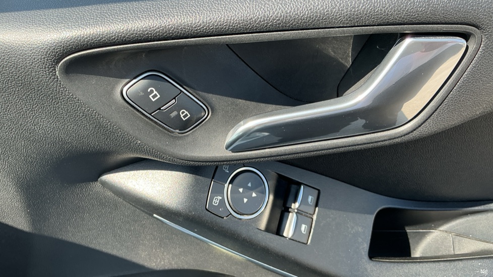 Ford Fiesta 1.1 Zetec 5dr Petrol Hatchback - Image 39