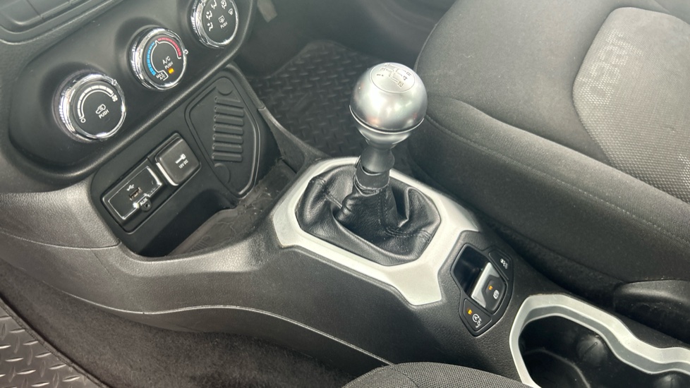 Jeep Renegade 1.6 E-torQ Longitude 5dr Petrol Hatchback - Image 13