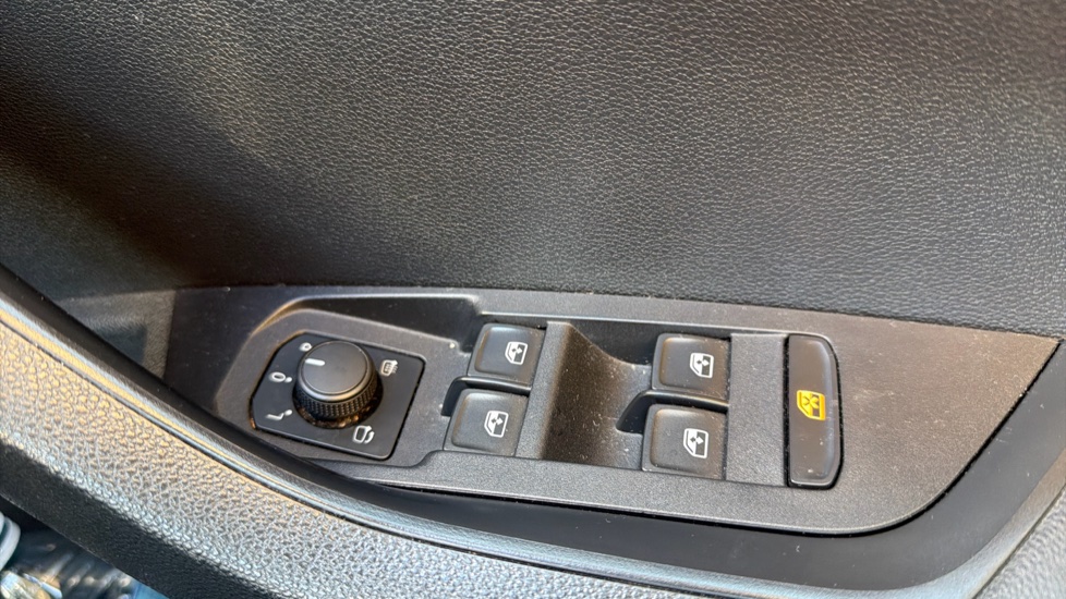 Skoda Karoq 1.5 TSI SE Drive 5dr Petrol Estate - Image 24