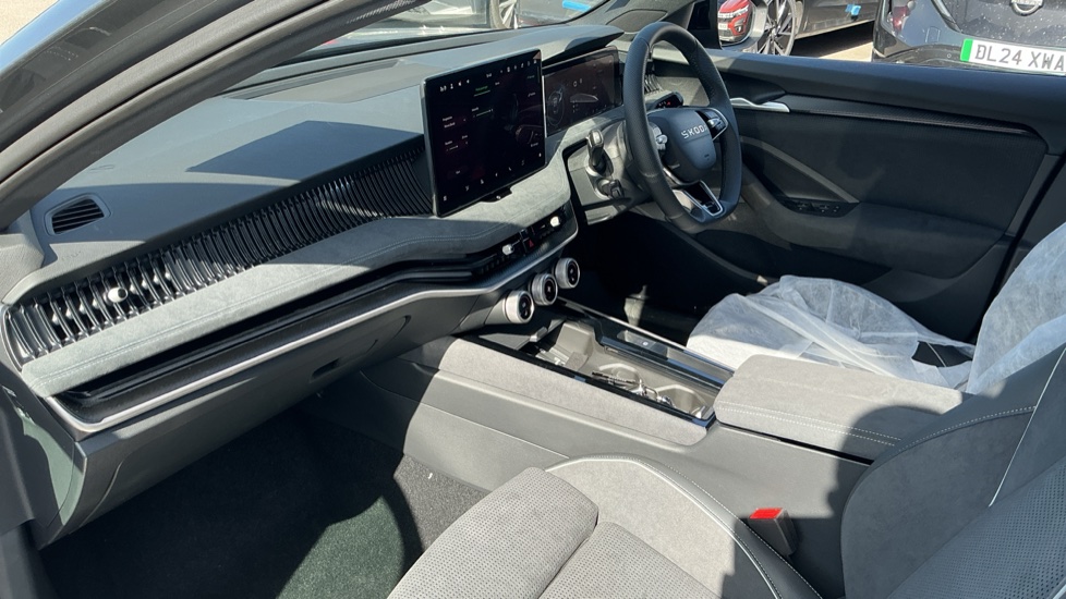 Skoda Superb 1.5 TSI e-TEC Sportline 5dr DSG Petrol Hatchback - Image 2