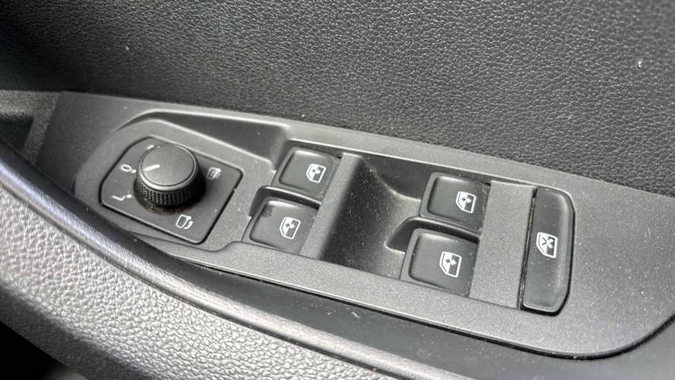 Skoda Karoq 1.5 TSI SE L 5dr Petrol Estate - Image 38