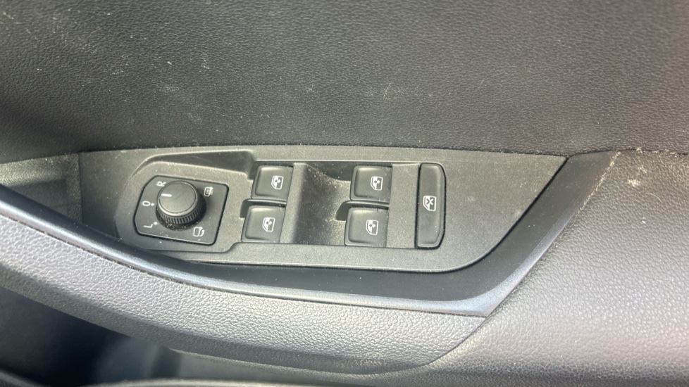 Skoda Karoq 1.5 TSI Sport Line 5dr Petrol Estate - Image 36
