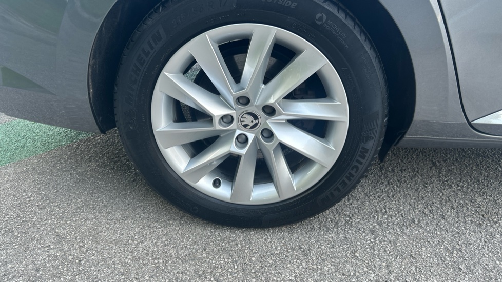 Skoda Superb 1.5 TSI SE Technology 5dr DSG Petrol Hatchback - Image 32