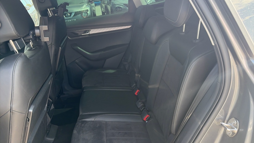 Skoda Karoq 1.5 TSI SE L 5dr DSG Petrol Estate - Image 16