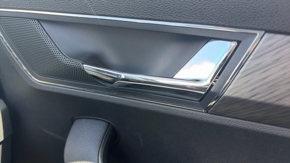 Skoda Karoq 1.5 TSI SE L 5dr DSG Petrol Estate - Image 25
