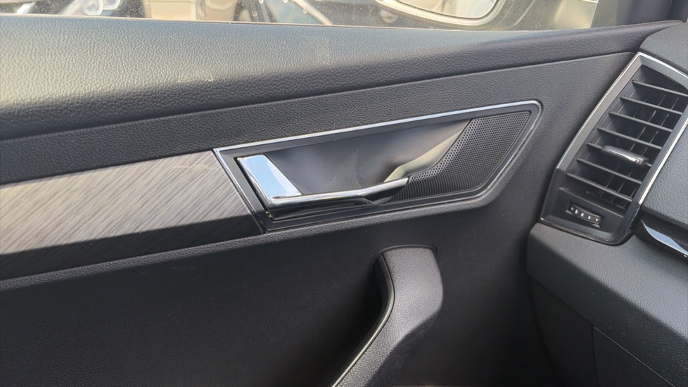 Skoda Karoq 1.5 TSI SE L 5dr DSG Petrol Estate - Image 36
