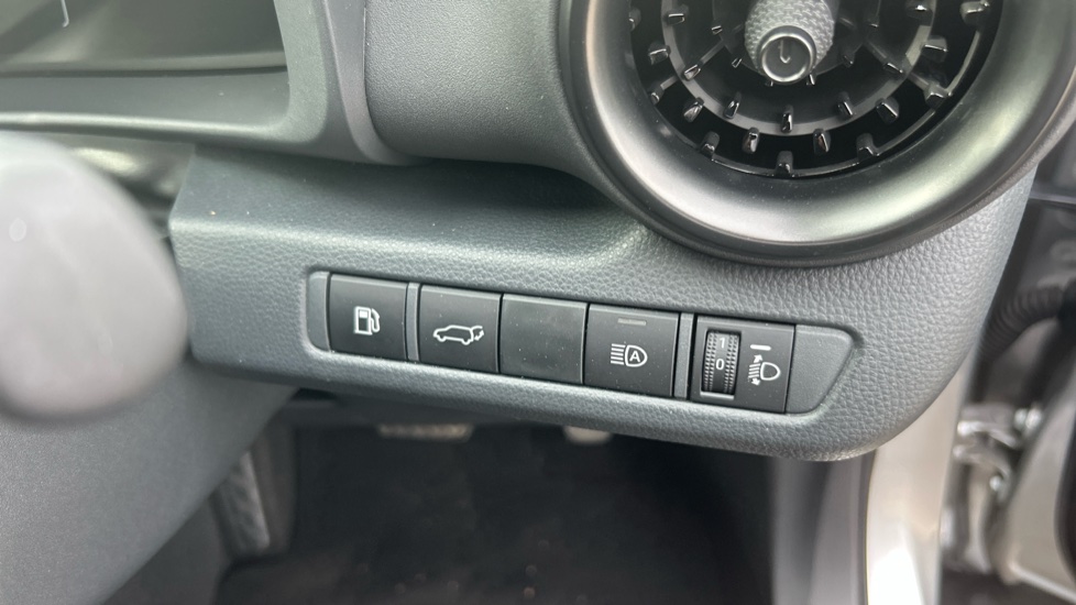 Toyota C-HR 1.8 Hybrid Design 5dr CVT Hybrid Hatchback - Image 28
