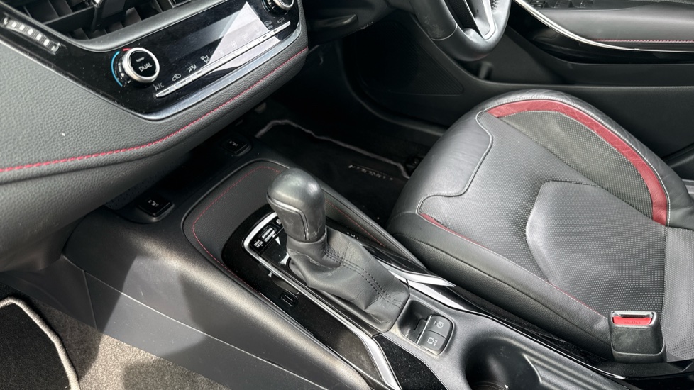 Toyota Corolla 2.0 VVT-i Hybrid Excel 5dr CVT Hybrid Estate - Image 13