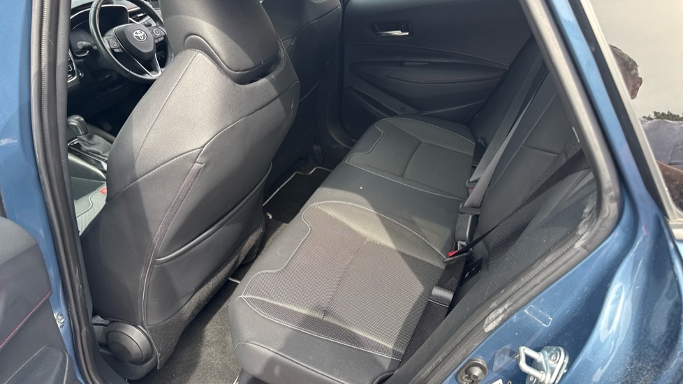 Toyota Corolla 2.0 VVT-i Hybrid Excel 5dr CVT Hybrid Estate - Image 16