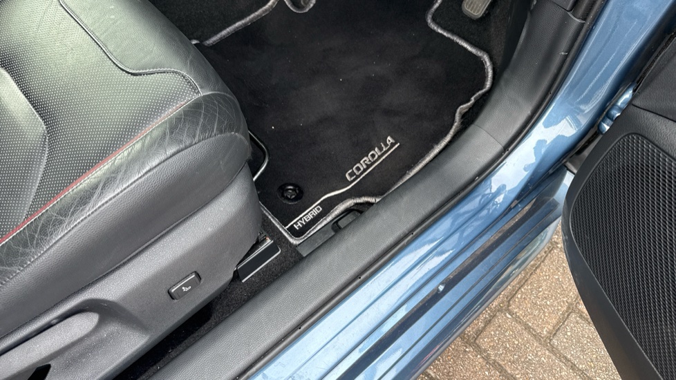 Toyota Corolla 2.0 VVT-i Hybrid Excel 5dr CVT Hybrid Estate - Image 34