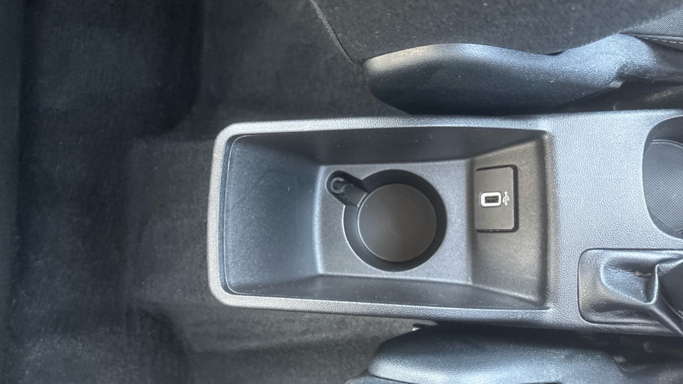 Ford Fiesta 1.1 Zetec 5dr Petrol Hatchback - Image 33