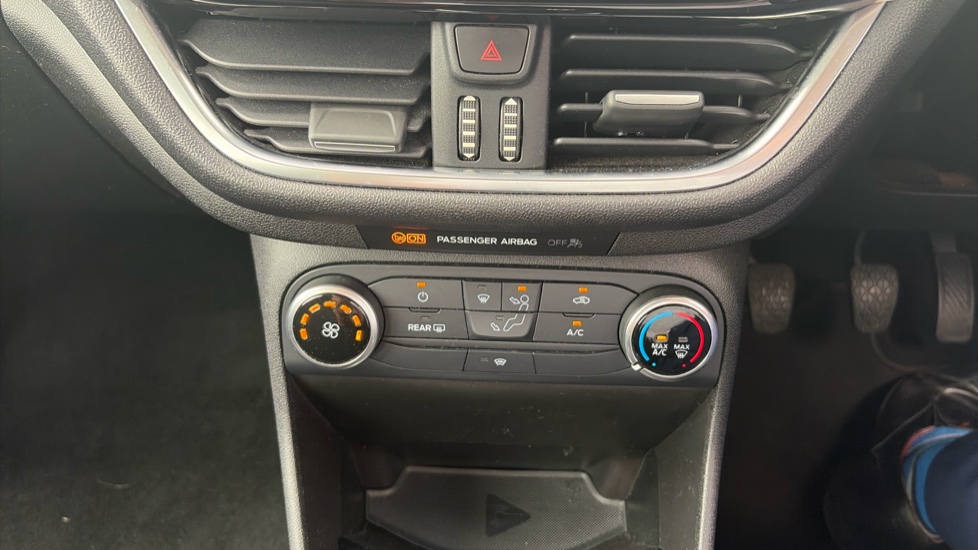 Ford Fiesta 1.1 Zetec 5dr Petrol Hatchback - Image 29